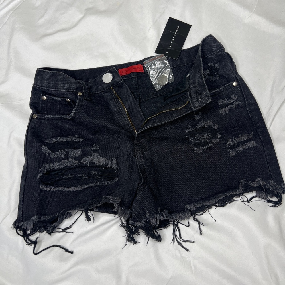 Irina Distressed Denim Shorts - Black
Fashion nova 
Size Large